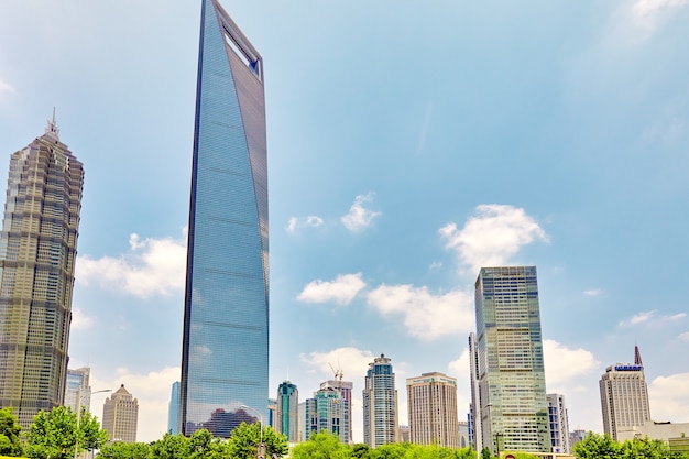 Schöne Wolkenkratzerstadt, die schöne Büro- und Geschäftsgebäude im Pudong . baut