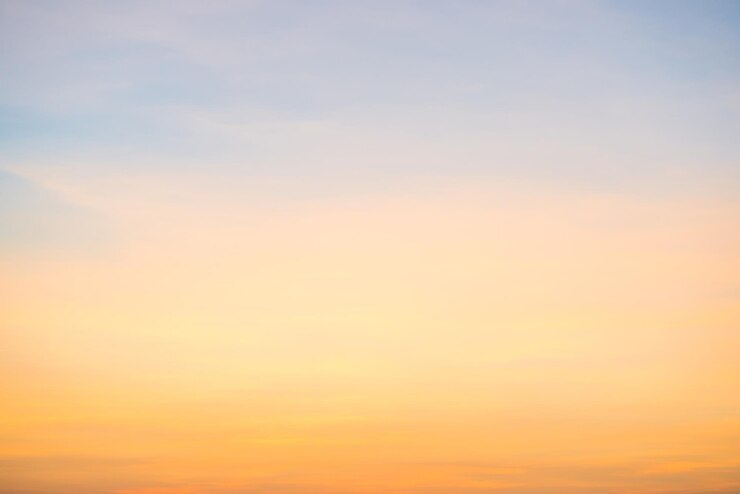 Schöne Wolkenlandschaft mit blauem Himmel und flauschigen Wolken bei Sonnenuntergang