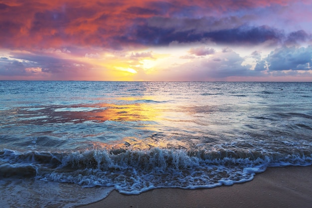 Schöne Wolkenlandschaft über dem Meer bei Sonnenaufgang.