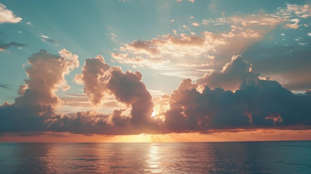 Schöne Wolkenlandschaft über dem Meer bei Sonnenaufgang