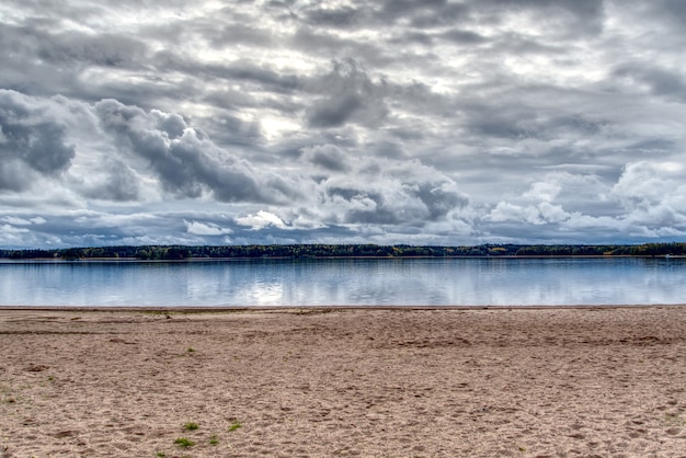 Schöne Wolkenlandschaft über dem Meer vom Sandstrand