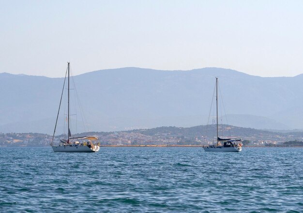 Schöne Yacht an einem sonnigen Tag am ruhigen Ägäischen Meer auf der Insel Euböa Griechenland