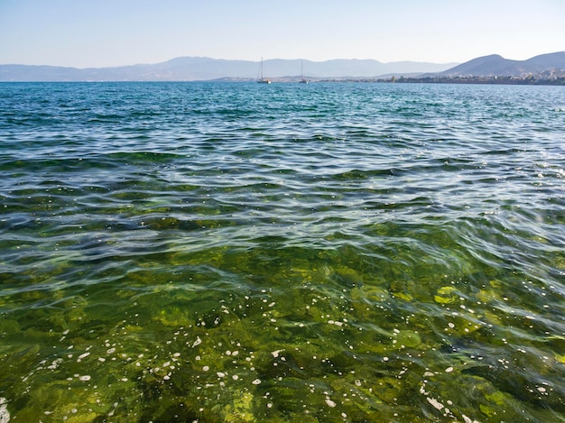 Schöne Yacht an einem sonnigen Tag am ruhigen Ägäischen Meer auf der Insel Euböa Griechenland