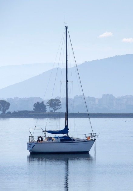 Schöne Yacht an einem sonnigen Tag am ruhigen Ägäischen Meer auf der Insel Euböa Griechenland