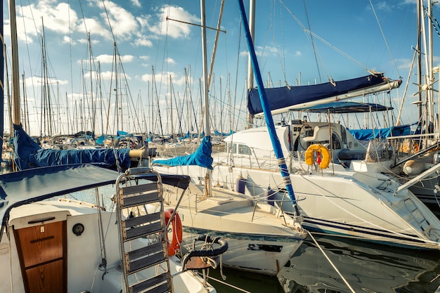 Schöne Yacht im Jachthafen im Sommer, blauer Himmel