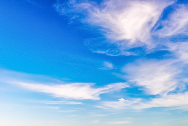 Schöne Zirruswolken auf blauem Himmel, natürliche Landschaft