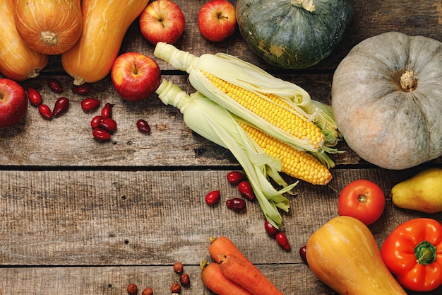 Schöne Zusammensetzung mit Herbstgemüse auf verwittertem hölzernem Hintergrund