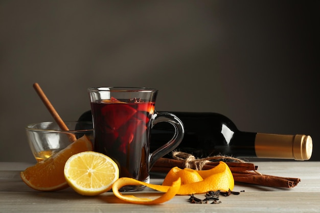 Schöne Zusammensetzung von traditionellem Glühwein mit Dekorationen auf dem Tisch