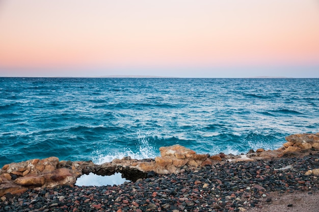 Schöner Abend an der Küste des Roten Meeres. Hurghada, Ägypten