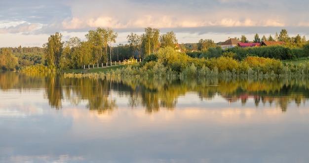 Schöner Abendblick auf das Dorf am Flussufer