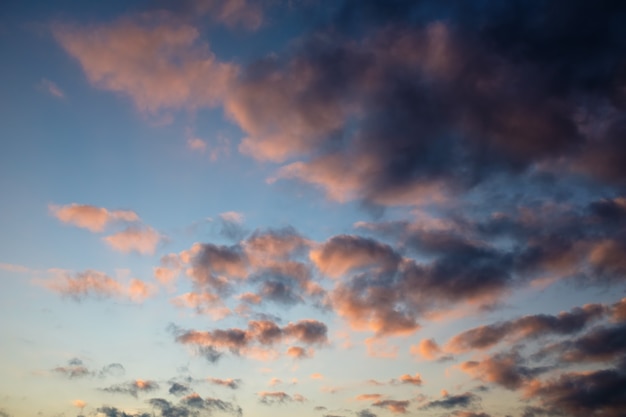 Schöner Abendhimmel bei Sonnenuntergang mit Wolken