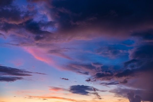 Schöner abendhimmel mit wolken, sonnenuntergang, abstrakter unscharfer hintergrund.