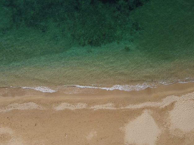 Schöner abgelegener Strand mit kristallklarem azurblauem Wasser, Luftaufnahme, unberührter Natur und verstecktem Sand