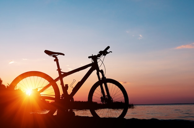 Schöner Abschluss herauf Szene des Fahrrades bei Sonnenuntergang