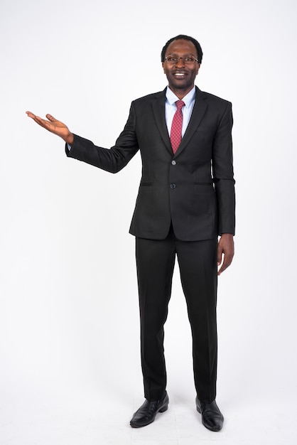 schöner afrikanischer Geschäftsmann im Anzug