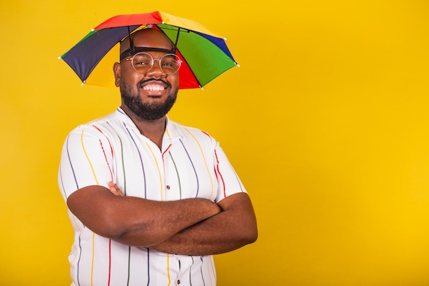 Schöner afro-brasilianischer Mann, der für den Karneval gekleidet ist. Typische brasilianische Party