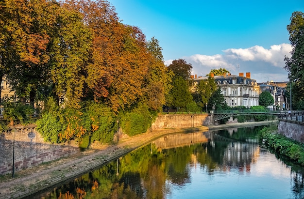 Schöner alter Kanal in der europäischen Stadt.