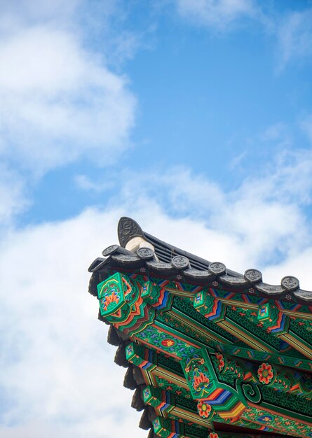 Schöner alter Palast mit blauem Himmel in Korea