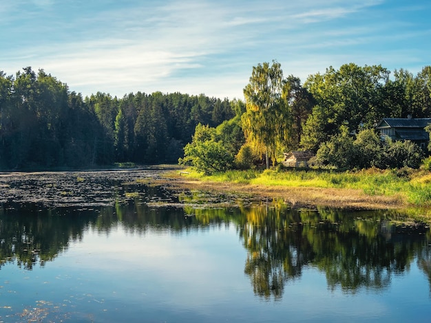 Schöner alter Teich im Frühherbst Altes Holzdorf am Ufer eines malerischen Oredezh-Flusses Rozhdestveno-Dorf in der Nähe der Stadt Gatchina im Leningrader Gebiet