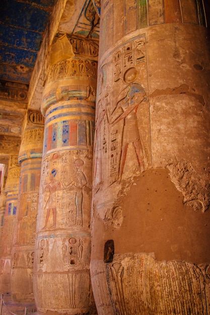 Schöner alter Tempel von Medina-Habu. Ägypten, Luxor.