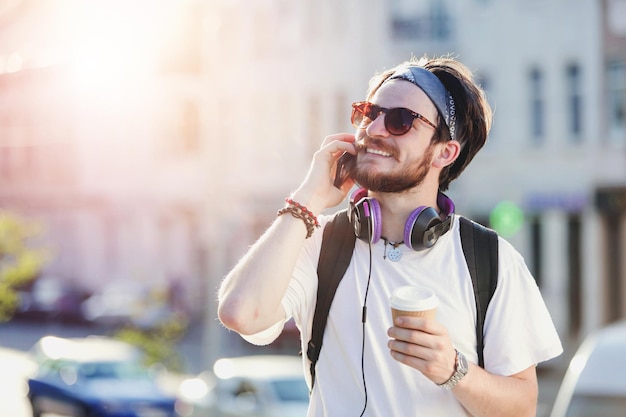 Schöner bärtiger Hipster-Junge mit Sonnenbrille