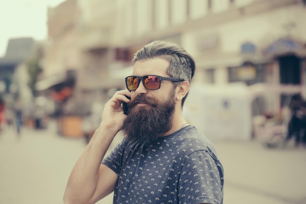 Schöner bärtiger Mann mit Sonnenbrille