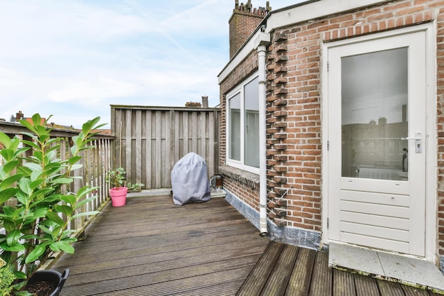 Schöner Balkon mit Holzboden