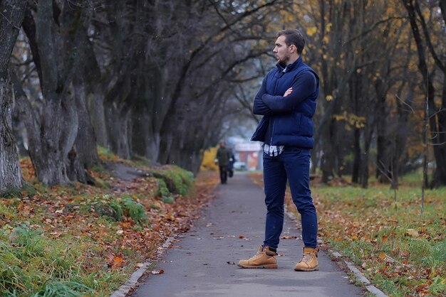 Schöner Bartmann im Herbstpark, der vor der Kamera posiert