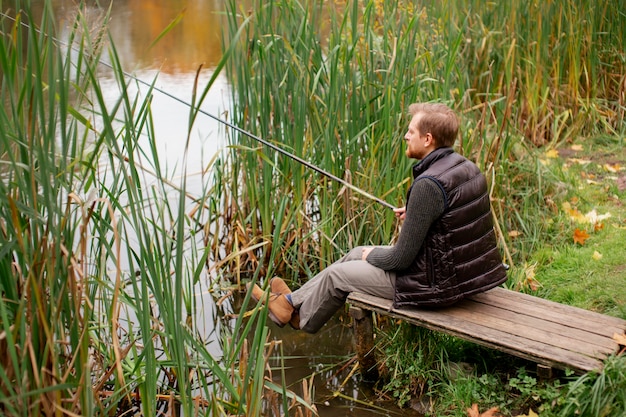 Foto schöner bauer in der herbstzeit