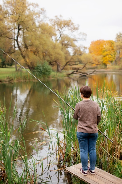 Foto schöner bauer in der herbstzeit