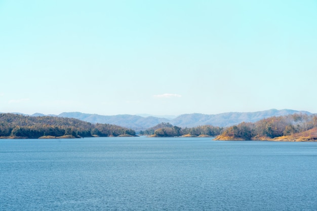 Schöner Berg mit Verdammungslandschaft in Thailand.