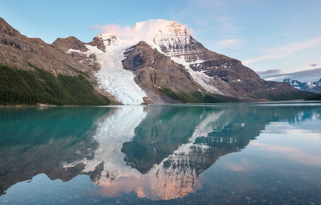 Schöner Berg Robson in der Sommersaison, Kanada