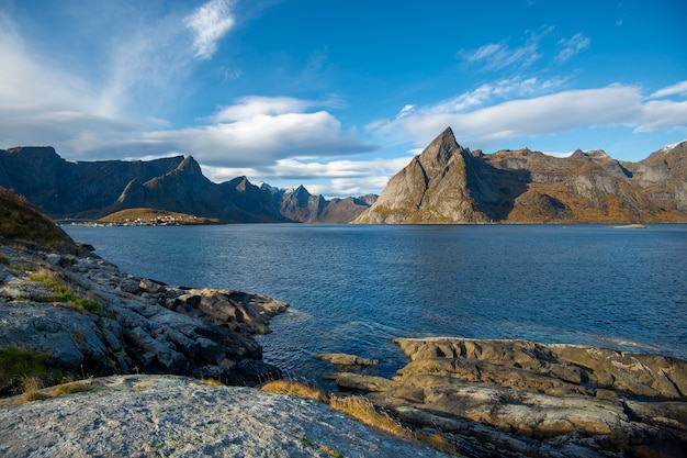 Schöner Berg und Himmel in Hamnoy-Dorf in Lofoten, Norwegen