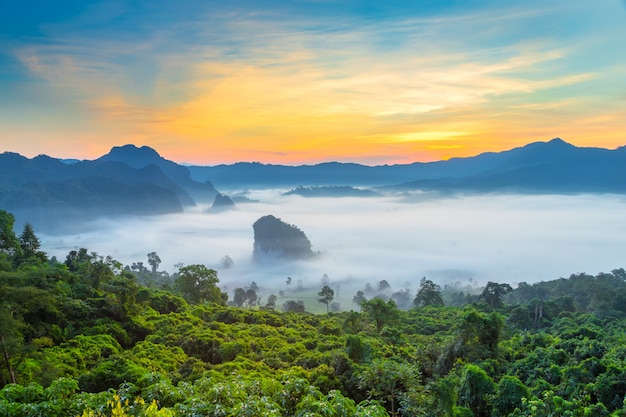 Schöner Bergblick von Nationalpark Thailand Phu Langka