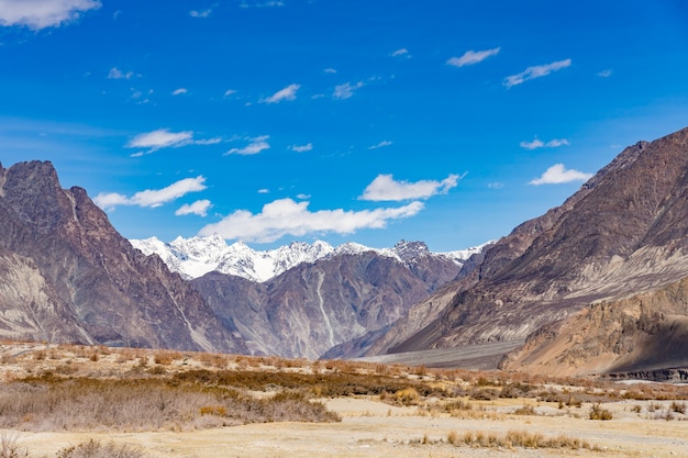 Schöner berglandschaftshintergrund auf diese weise gehen zu turtuk-tal in ladakh, indien