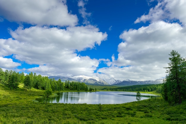 Schöner Bergsee im Altai-Gebirge