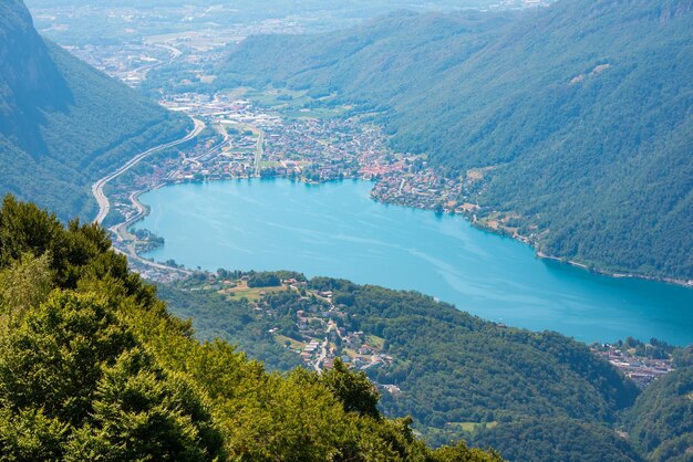 Schöner Bergsee mit Brücke in der Schweiz