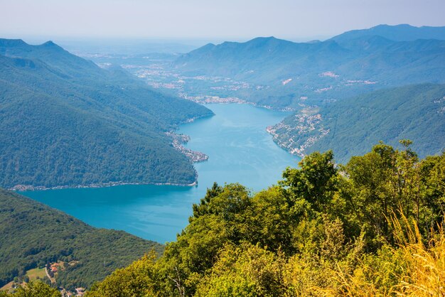 Schöner Bergsee mit Brücke in der Schweiz