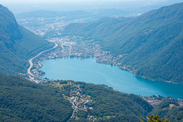 Schöner Bergsee mit Brücke in der Schweiz