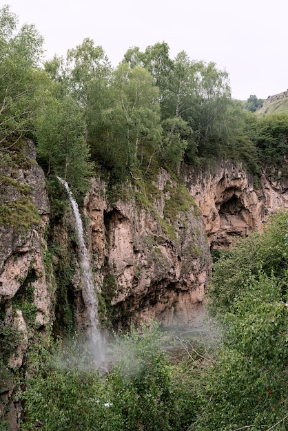 Schöner Bergwasserfall an einem regnerischen Tag