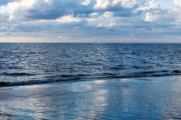 Schöner bewölkter Abend auf Ostsee