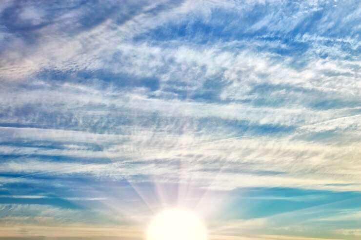Foto schöner bewölkter himmel und sonnenaufgang