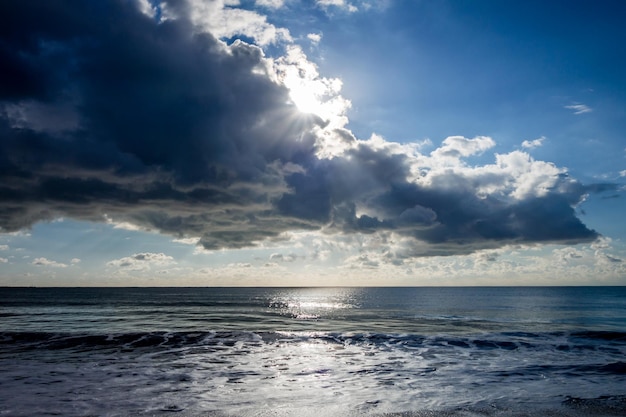 Schöner bewölkter Meerblick von einem Strand bei Sonnenuntergang