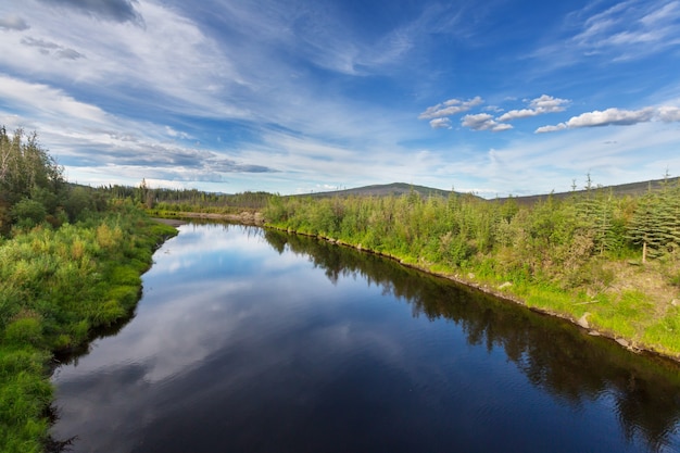 Schöner blauer Fluss in Alaska