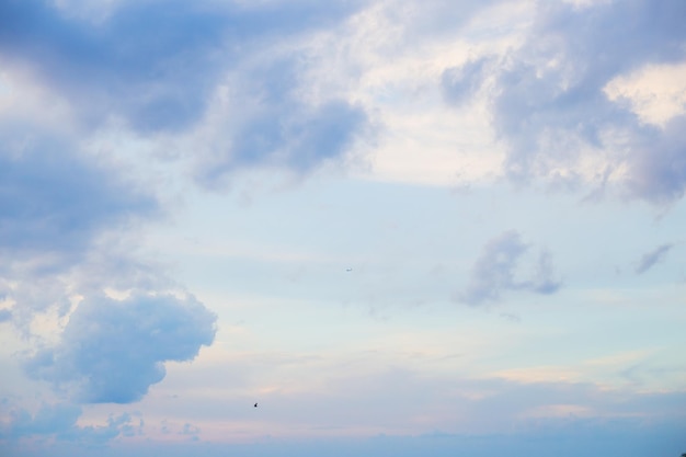 Schöner blauer Himmel an einem sonnigen Nachmittag am Meer