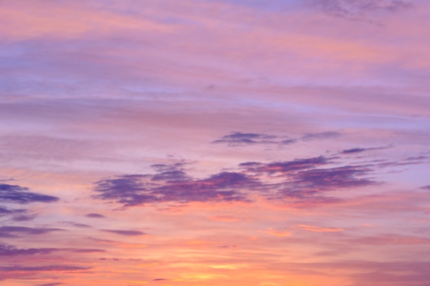 Schöner blauer Himmel bei Sonnenuntergang. Helle Wolken. Himmel Hintergrund.