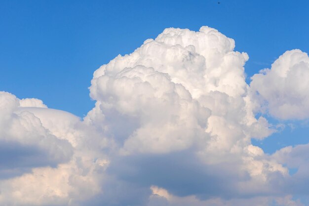 Foto schöner blauer himmel hintergrund mit weißer wolke abstrakte natur hintergrund