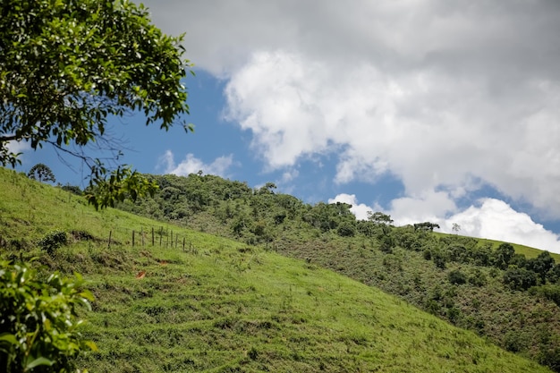 Schöner blauer Himmel in der Natur, der den Berg betrachtet