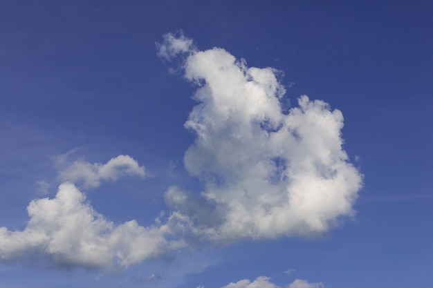 Schöner blauer Himmel in der Tageszeit