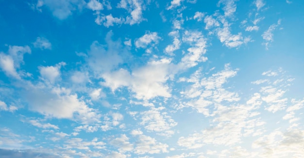 schöner blauer Himmel mit bewölkter Morgenlicht